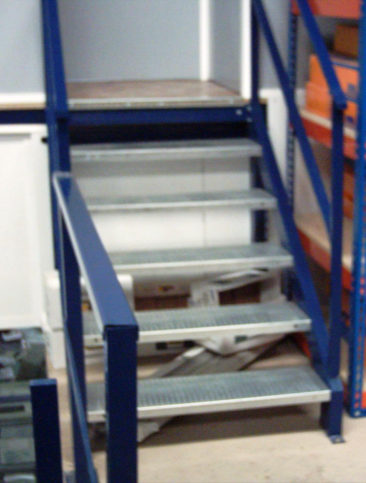 escalera rack con diferentes alturas